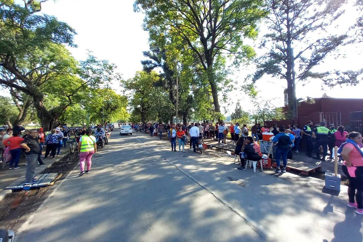 Largas colas para cobrar subsidios en Tucumán