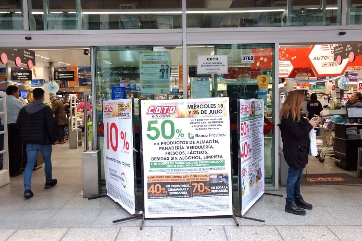 Largas colas para comprar con tarjeta de crédito del Banco Provincia con un 50% de descuento. Coto de Scalabrini Ortiz y Santa Fe