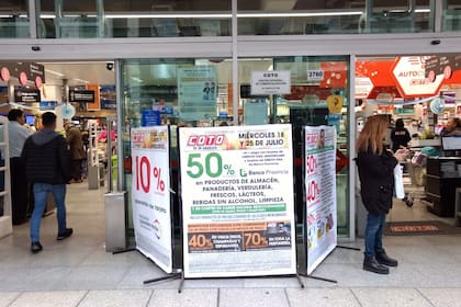 Largas colas para comprar con tarjeta de crédito del Banco Provincia con un 50% de descuento. Coto de Scalabrini Ortiz y Santa Fe