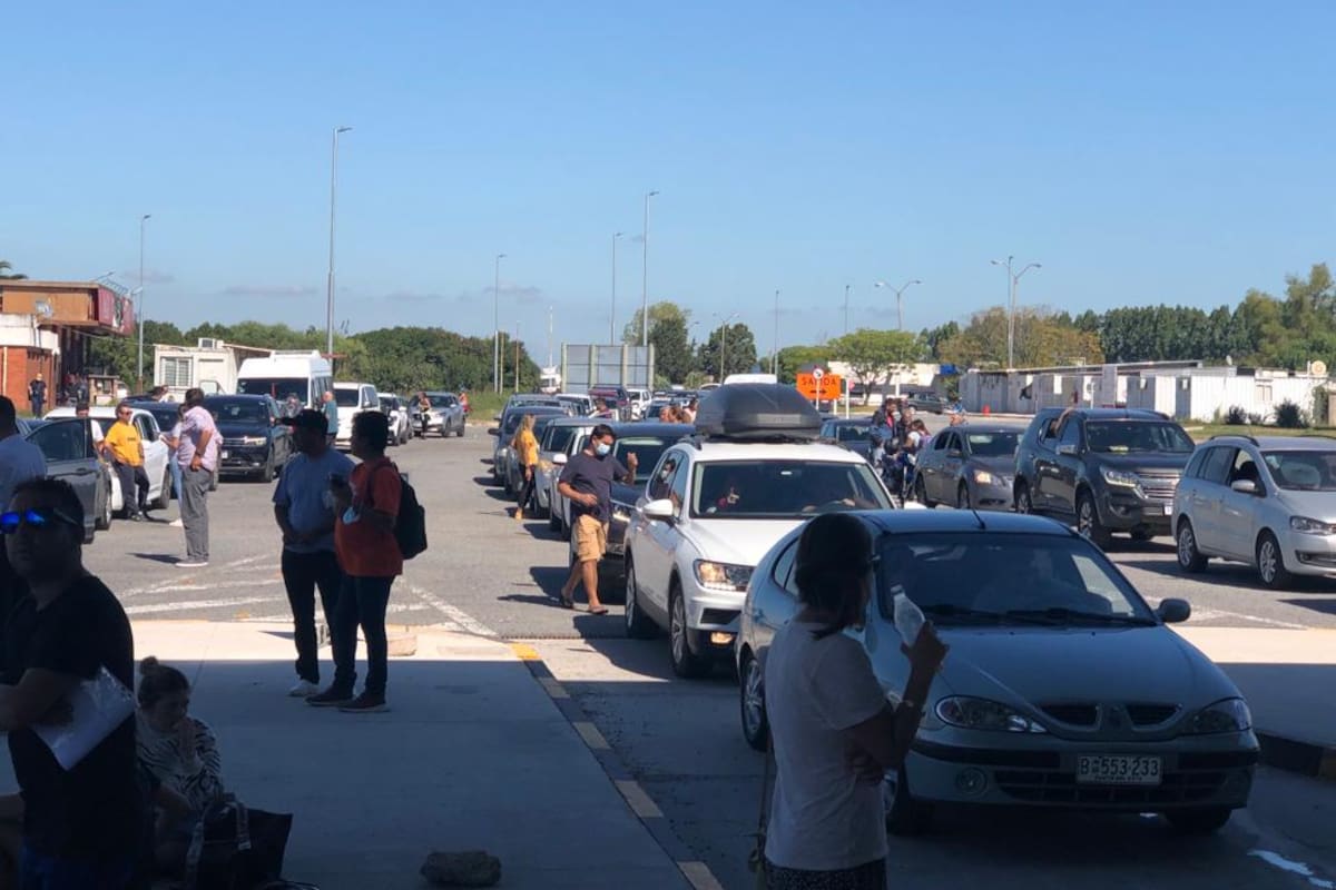 Largas colas para cruzar desde Fray Bentos a Gualeguaychú durante un fin de semana