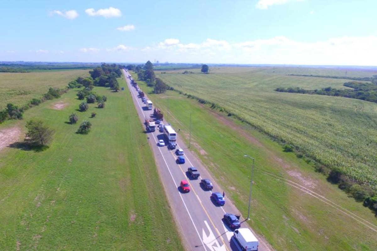 Largas colas para cruzar desde Fray Bentos a Gualeguaychú, durante el fin de semana