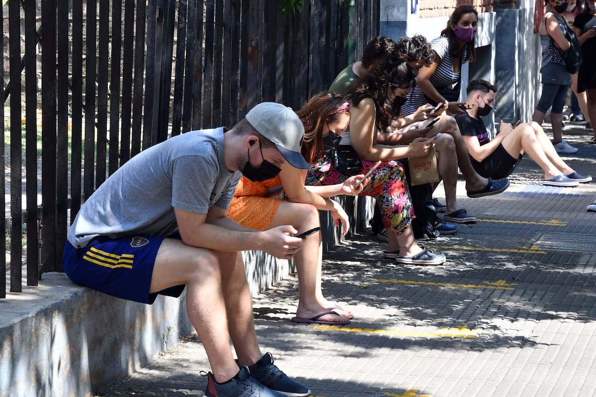 Largas colas para hisoparse en el hospital Durand en la víspera de Navidad