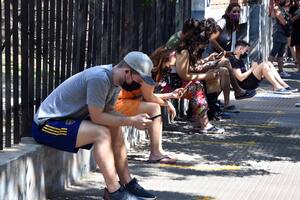 Largas colas para hisoparse en el hospital Durand en la víspera de Navidad