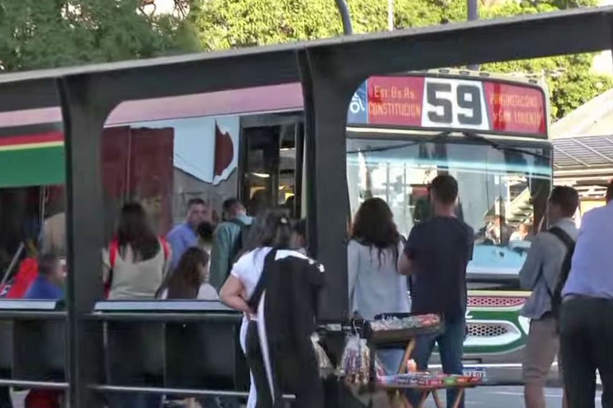 Largas colas para tomar un colectivo tras la reducción del servicio al 50%