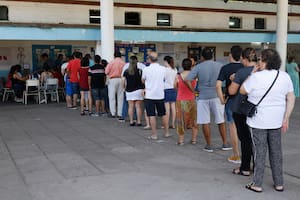 Largas colas para votar en la Escuela Garcia Hamilton de Tucumán