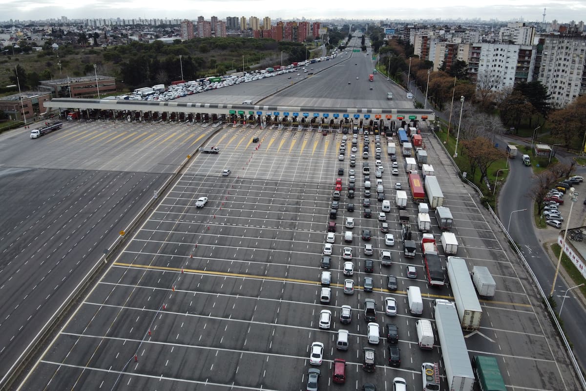 Largas colas y varias horas de demora en el peaje de Ricchieri