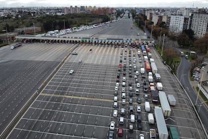 Largas colas y varias horas de demora en el peaje de Ricchieri