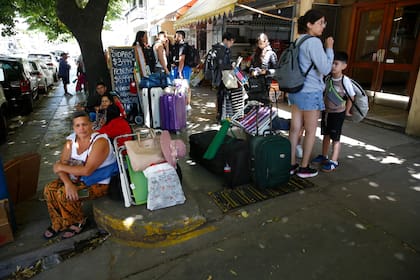 Largas esperas el 1° de enero de los turistas que llegaron a tomar posesión de los inmuebles alquilados