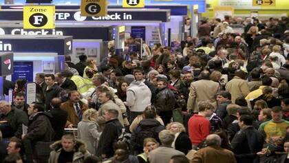 Largas esperas en el aeropuerto de Heathrow, Londres, ante las demoras y cancelaciones
