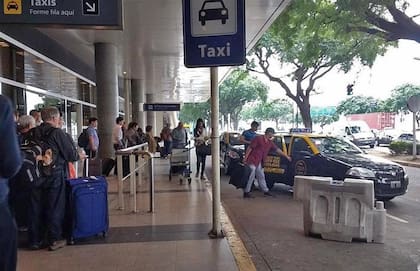 Largas filas a la espera de un taxi en el Aeroparque metropolitano