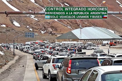 Largas filas de autos en el Paso de Los Horcones