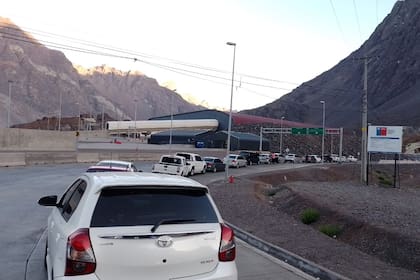 Largas filas de autos para cruzar a Chile por el Paso Cristo Redentor