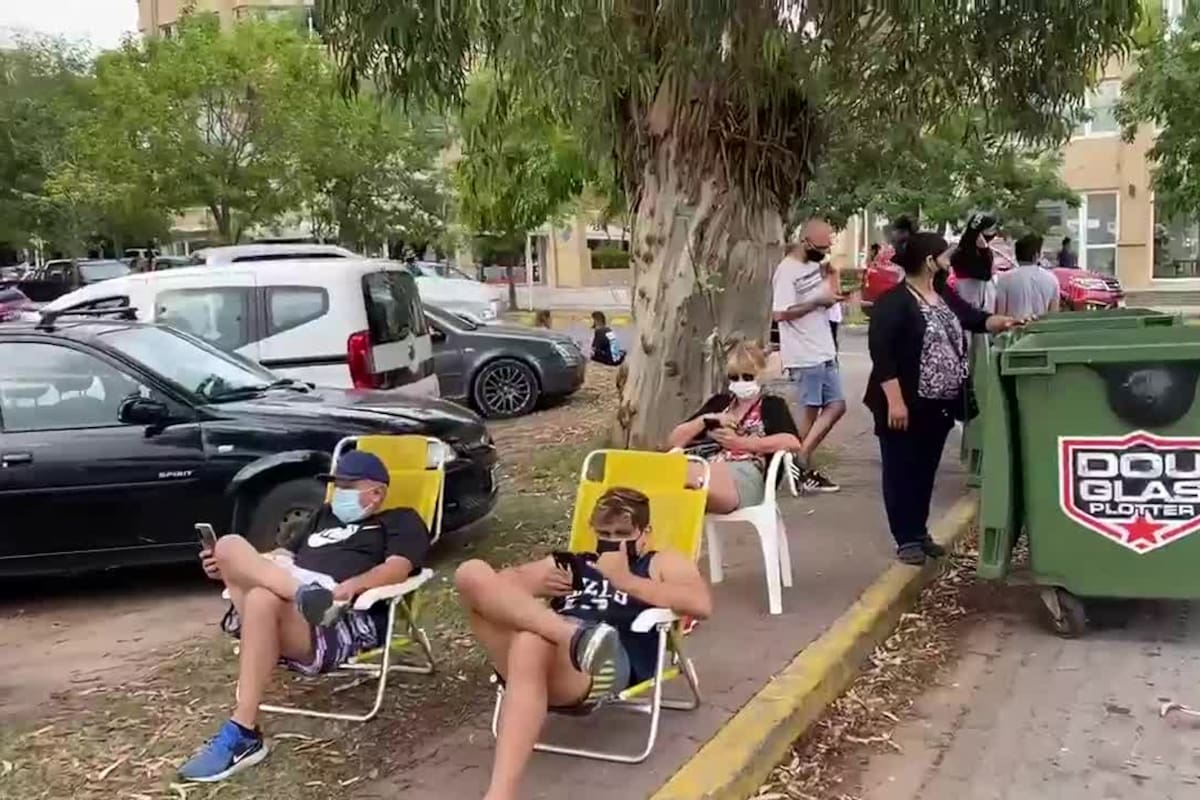 Largas filas en el centro de testeo público de Pinamar