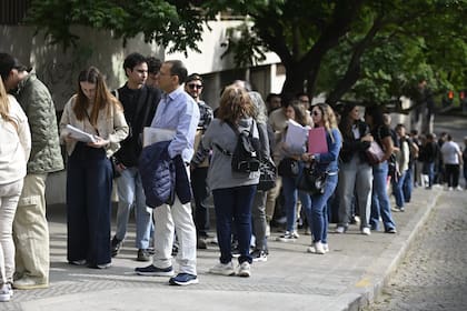 Largas filas en el Consulado de España en Rosario para entregar la documentación y así acceder al trámite de ciudadanía