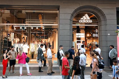 Largas filas en el local de Adidas en la calle Florida