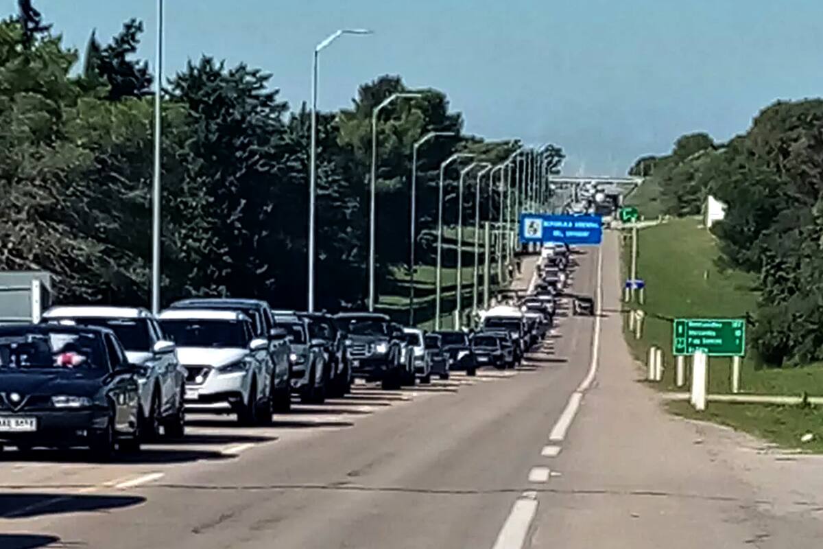 Largas filas en el puente Fray Bentos este sábado 9 de abril.