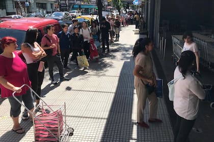 Largas filas en el supermercado Coto de Rivadavia y Medrano