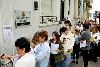 Largas filas en el último día para presentar los papeles para obtener la ciudadanía española por La ley de Nietos en el Consulado de España de Rosario, en octubre pasado