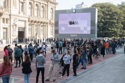 Largas filas en la Plaza del Vaticano, ayer domingo, para hacerse de una de las mil entradas disponibles para público joven en la función del concierto de Verónica Cangemi y Martin Schade
