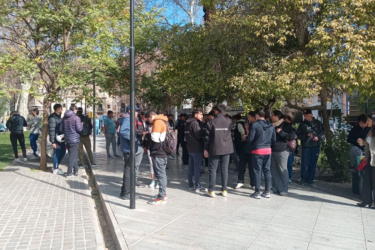 Largas filas en la Plaza San Martín de Ciudad de Mendoza por el Worldcoin, proyecto de criptomoneda biométrica