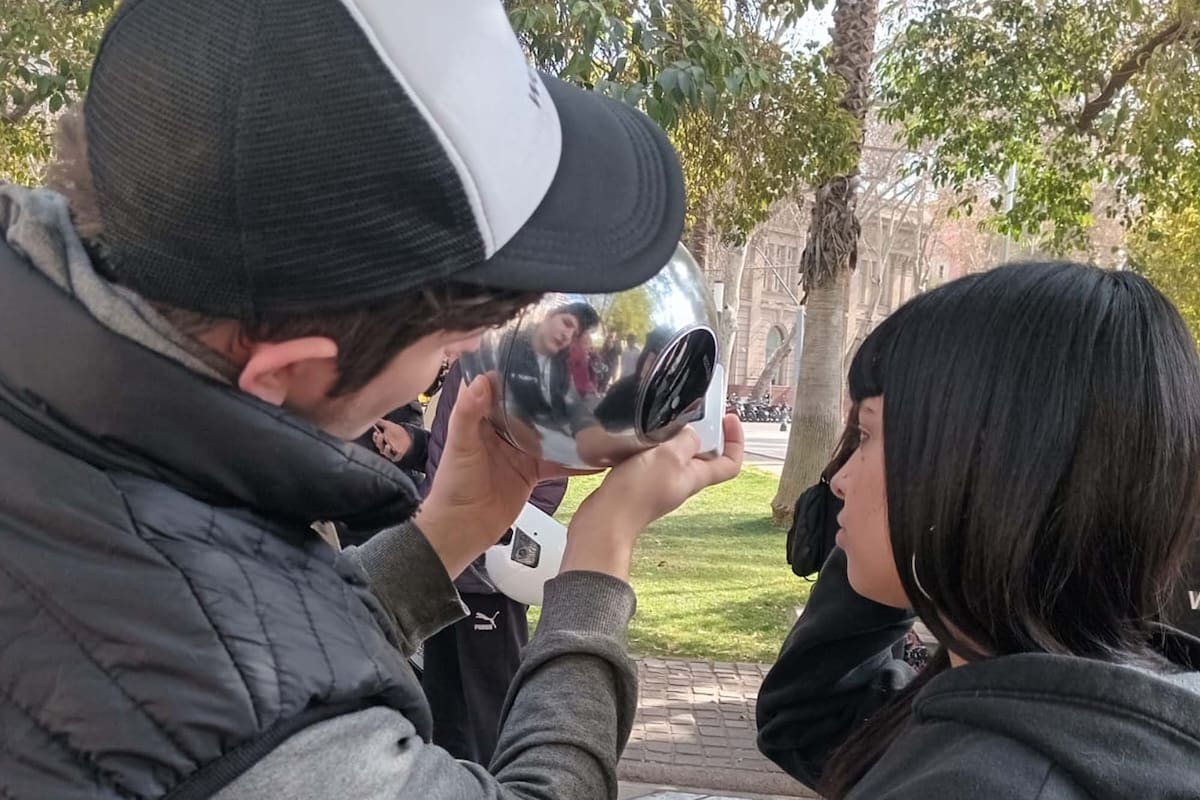 Largas filas en la Plaza San Martín de Ciudad de Mendoza por Worldcoin, proyecto de criptomoneda biométrica