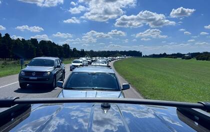 Largas filas en la ruta 2, en sentido hacia la costa, al despuntar la tarde