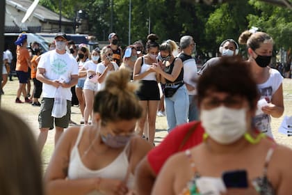 Largas filas en los centros de testeos, la nueva postal que deja la tercera ola de Covid-19