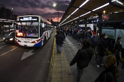 Largas filas en Once por la cancelación de los trenes de la línea Sarmiento