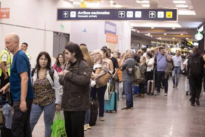 Largas filas, la postal de hoy en Aeroparque