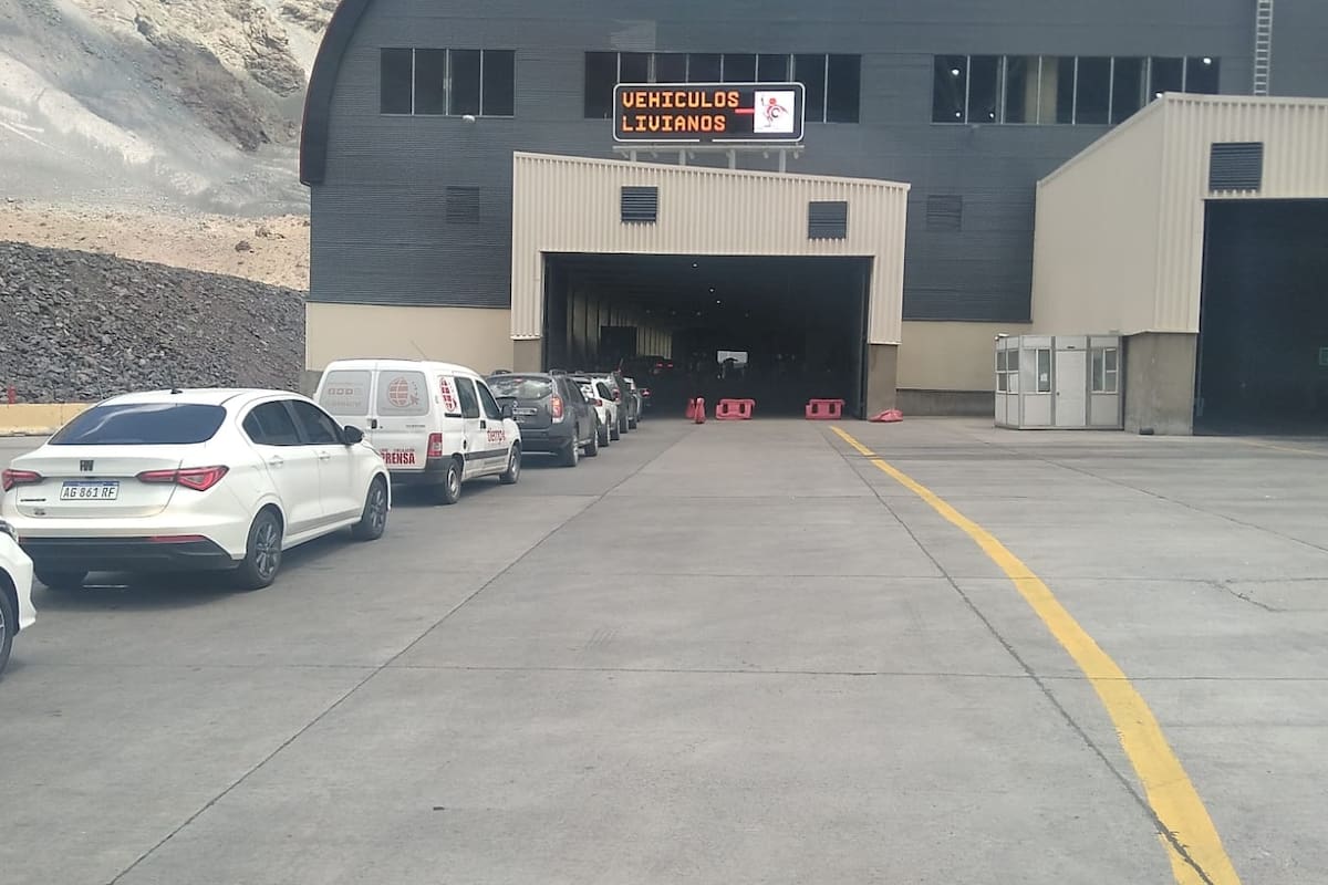 Largas filas para cruzar a Chile
