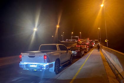 Largas filas para cruzar la frontera entre Argentina y Chile en el Paso Cristo Redentor