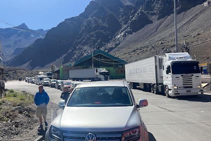 Largas filas para cruzar la frontera entre Argentina y Chile en el Paso Cristo Redentor