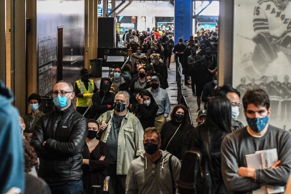 Largas filas para emitir el voto anticipado en el emblemático Madison Square Garden, de Nueva York