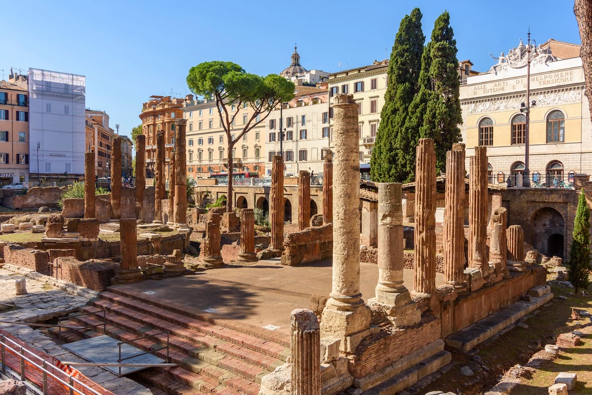 Largo di Torre Argentina, la plaza con el sitio arqueológico donde fue asesinado Julio César, en Roma