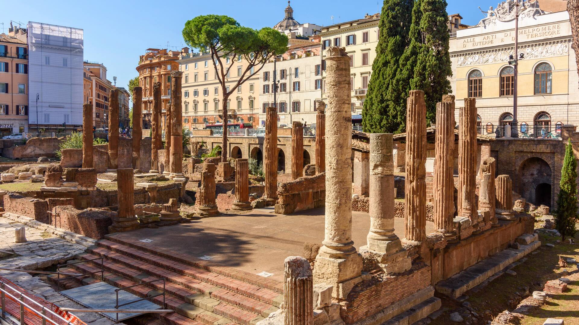 Largo di Torre Argentina, la plaza con el sitio arqueológico donde fue asesinado Julio César, en Roma