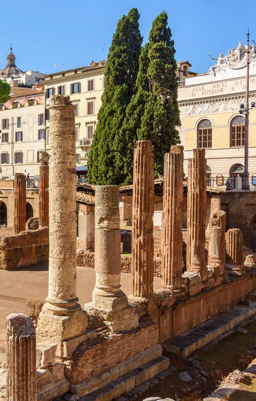 Largo di Torre Argentina, la plaza con el sitio arqueológico donde fue asesinado Julio César, en Roma
