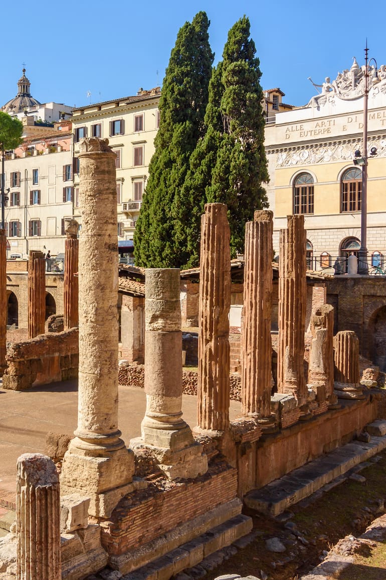 Largo di Torre Argentina, la plaza con el sitio arqueológico donde fue asesinado Julio César, en Roma