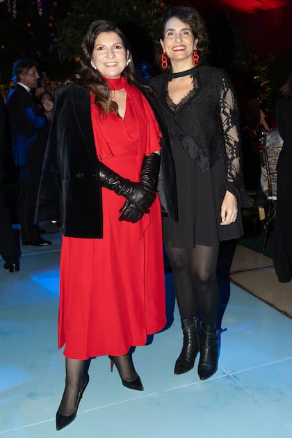 Larisa Andreani, presidenta de Fundación arteba, junto a Verónica Cheja, directora de Urban Grupo de Comunicación. Larisa completó su look con unos sofisticados guantes largos de cuero