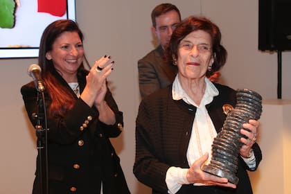 Larisa Andreani y Federico Braun entregaron a Marion Eppinger el Premio al Coleccionismo