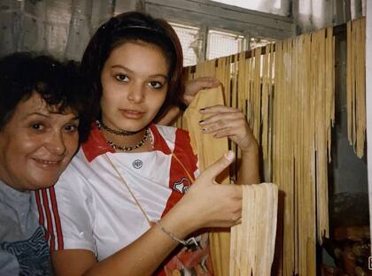 Larisa con su bisabuela amasando tallarines.