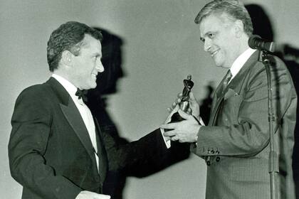 Aquí con Julio Lagos quien le entrega en 1989 el Martín Fierro como animador en radio; es uno de los profesionales que más premios ganó
