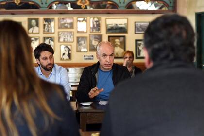 Larreta, ayer, en un café con vecinos de San Telmo