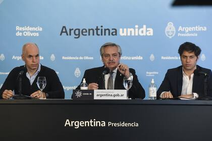 Alberto Fernández, Axel Kicillof y Horacio Rodríguez Larreta preparan el anuncio de la extensión de la cuarentena para el mediodía, aunque en los últimos discursos se retrasó el inicio de la conferencia.