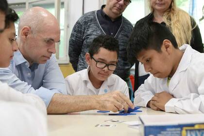Larreta, junto a chicas de una escuela primaria porteña