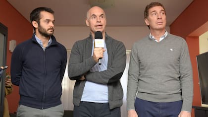 Larreta junto a Santilli (derecha) y Maquieyra (izquierda)