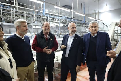 Larreta, Morales y Frigerio recorrieron la fábrica junto a Eduardo Stertz, titular de la empresa avícola