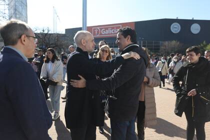 Larreta saluda a Maximiliano Abad, titular de la UCR bonaerense, en La Rural