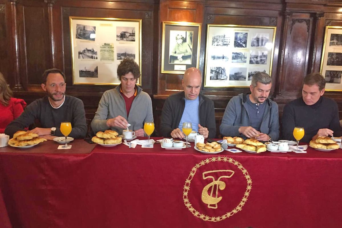 Larreta y Peña desayunando en el Tortoni