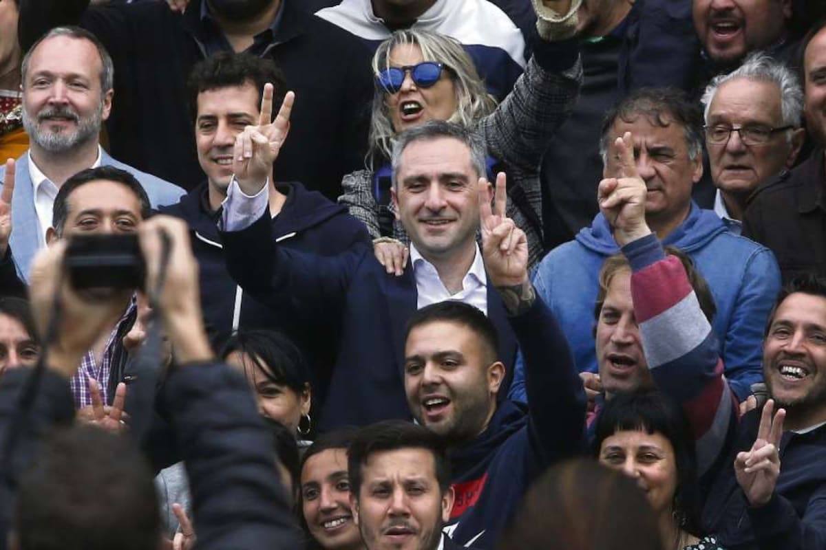 Larroque (en el centro), ayer, en las escalinatas de Comodoro Py junto a otros kirchneristas