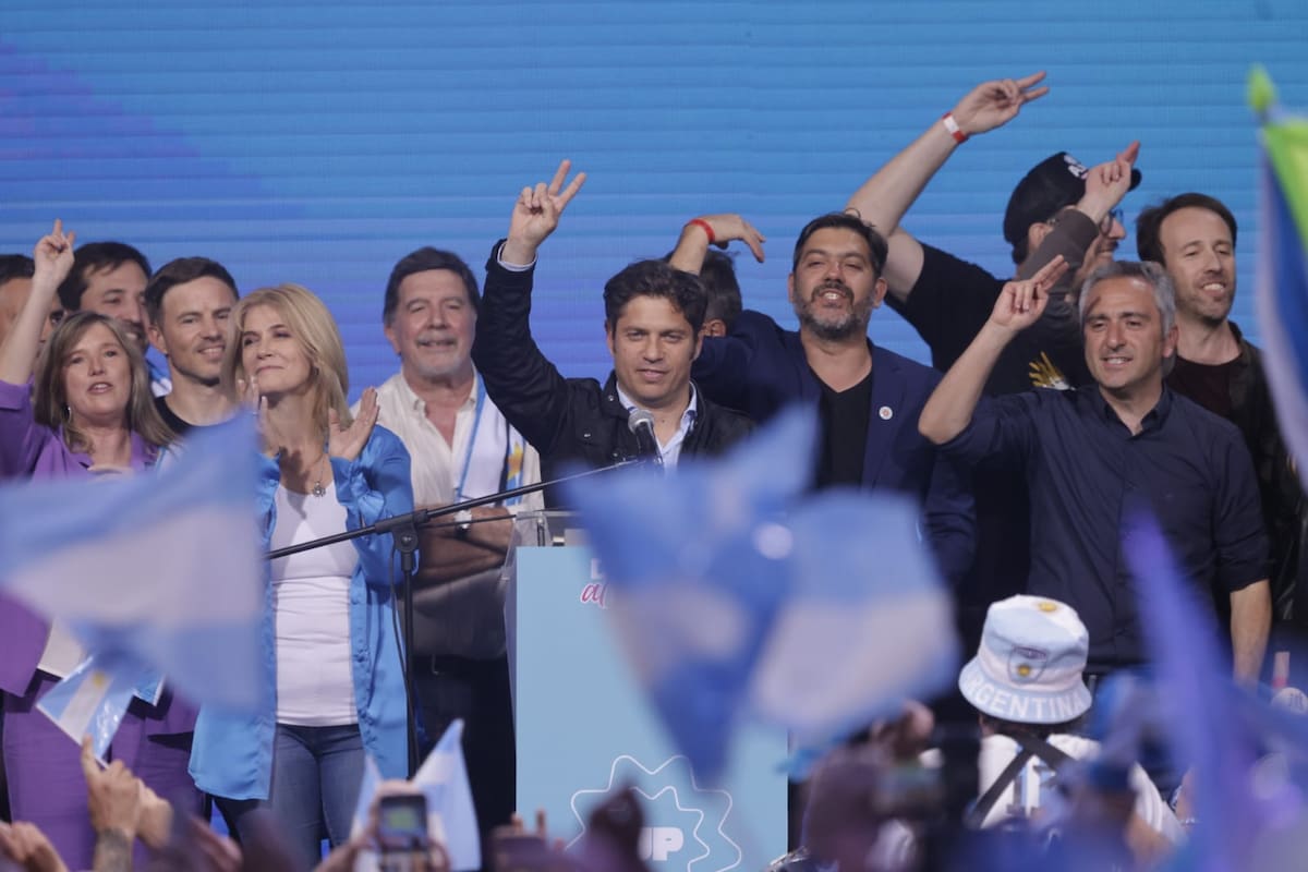 Larroque estuvo en el escenario con Axel Kicillof